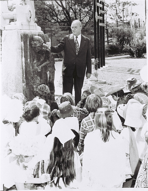 Mr-Alfred-Sidney-Pickering-and-children-from-St-Josephs-School-at-the-opening-of-Rotary-Park-Charlestown.png